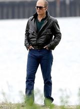 组图：秃顶也有型！约翰尼-德普穿炫酷皮衣赶戏