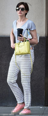 组图：安妮-海瑟薇黑超休闲装现身纽约似上班族