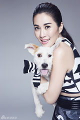 组图：叶璇世界杯写真大片 携爱犬出镜俏皮性感