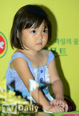 组图：秋小爱参加料理体验课 吃水果萌翻