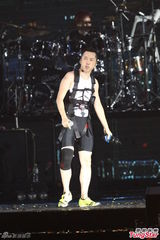 组图：多变哈林(庾澄庆)唱金曲 登小巨蛋万人同欢