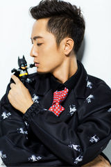 组图：贾景晖曝时尚写真 笑容邪魅帅气十足