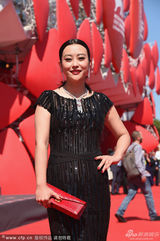 组图：郝蕾黑色亮片礼服裙亮相雍容华贵