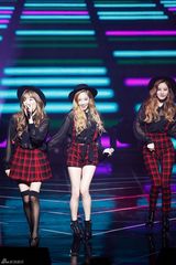 独家：少女时代TTS热辣献唱 下叉劈腿秀舞功