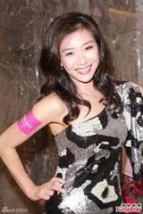 组图：徐子珊低胸装现身 称怕到内地拍剧