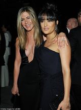 组图：安妮斯顿深V风骚露胸 与未婚夫现身时尚派对