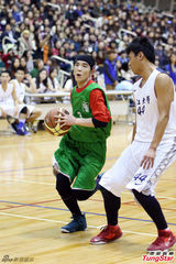 组图：萧敬腾一扫泼粪阴霾 展笑颜和学生打球