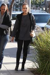 组图：杰西卡-阿尔芭街拍温暖黑色背心搭配灰衫