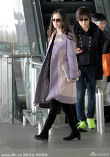 组图：baby紫粉拼色衣时尚俏丽 大方任拍心情靓