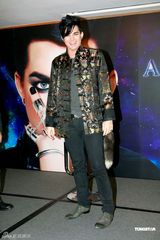 组图：美偶歌手兰伯特香港将开唱 入乡随俗穿唐装