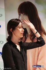 组图：韩星韩孝珠李济勋携手出席电子电影首映式