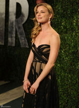 高清组图：艾米丽-万凯普薄纱礼服亮相秀美胸