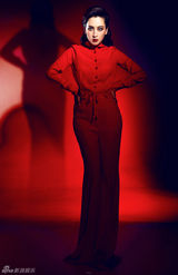 组图：马苏五彩魅惑写真曝光 一身红装曲线修长