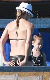 高清组图：卡梅隆-迪亚兹日光浴秀半老性感身材