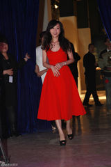 组图：张静初红裙娇艳亮相活动  散发迷人气场