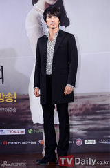 组图：宋承宪宣传新剧扮大佬 申世京粉裙秀春意