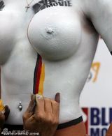 幻灯：性感女郎人体彩绘声援南非 真空上阵双峰对决