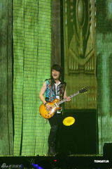 组图：五月天跨年夜开唱 陪歌迷倒数掀翻小巨蛋