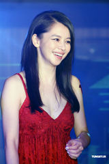 组图：吴克群发新专辑 单膝下跪示爱徐若瑄