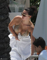 幻灯图集：金-卡戴珊迈阿密度假 比基尼秀丰胸