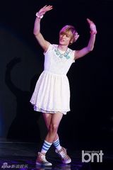 组图：TEENTOP粉丝见面会 卖萌扮女装引爆笑