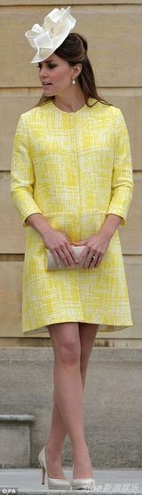 组图：凯特王妃鹅黄套裙亮相 与婆婆亲密交谈