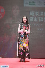 组图：萨顶顶个唱望邀陈奕迅 打算未来定居香港