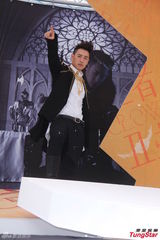 组图：潘玮柏《小丑》自创MV挑战不同类型角色