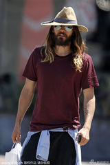 组图：莱托最新街拍 长发大胡子美男变糙汉