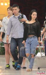 组图：蔡依林透视装现身 素面朝天与粉丝热聊