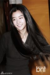 组图：玄彬走红毯人气旺 争相握手显亲和