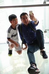 组图：探班《爸爸》吴尊遭女儿调戏 奥莉尿裤子