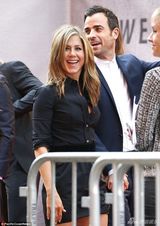 组图：安妮斯顿携未婚夫恩爱亮相力破分手传闻