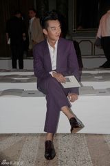 组图：郑恺激战男装周 时尚绅士百变不同