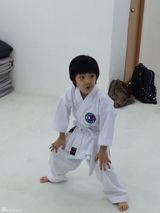 组图：吴镇宇儿子练空手道 蹲马步不忘吐舌卖萌