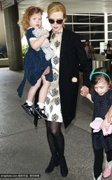 组图：妮可一家现身机场 辣妈左拉右抱无压力