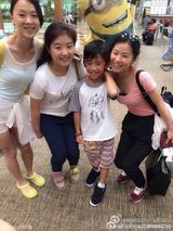 组图：张柏芝带两子出游 两萌娃遭怪阿姨包围