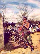 组图：孙兴海南灾区赈灾 烈日下挥汗抗救灾物资