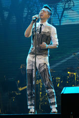 组图：哈林(庾澄庆)台北开唱 吊钢丝飞天高空玩“横渡”