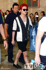 组图：韩团JYJ赴京开唱 黑超照面酷帅