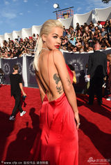组图：瑞塔-欧拉亮眼吊带裙性感 红毯献吻卖萌