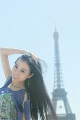 组图：《恶吻》陈籽熹漫步巴黎 清凉丝绸美如画