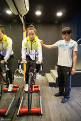 组图：王珞丹加盟《破风》 投身热血骑行