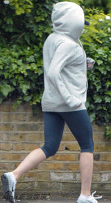 组图：斯嘉丽挺孕肚出街 与未婚夫开心嬉闹