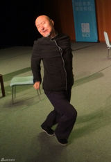 组图：陈佩斯投身喜剧教学 亲上课堂卖力示范