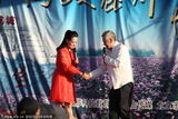 组图：赵本山谭晶牵手 献唱《夫妻双双把家还》