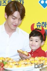 组图：韩星金宇彬喂萌娃吃披萨露暖男笑容