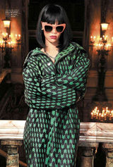 组图：蕾哈娜潮装登封面 网纱遮脸红唇妖艳