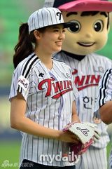 组图：新科韩国小姐金瑞妍打棒球 体型微胖大腿粗