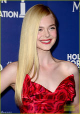 组图：范宁着裹胸礼服狂吸睛 不停甜笑金发迷人